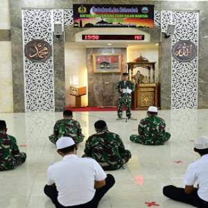 DI TENGAH SUASANA RAMADHAN, KASAL SERAHKAN ZAKAT MAAL DI MASJID AL-ARIF Kegiatan Masjid AL-ARIF Mabes TNI-AL KOTA ADM. JAKARTA TIMUR