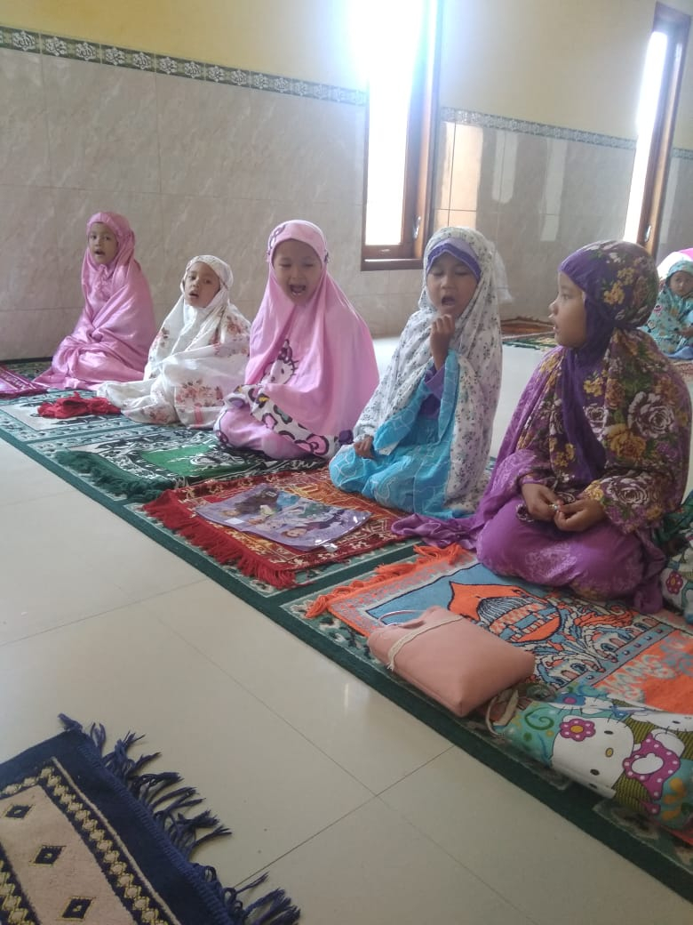 Praktek sholat dhuha Anak-anak Kegiatan Masjid Hamood Al Habsi KAB. TEGAL
