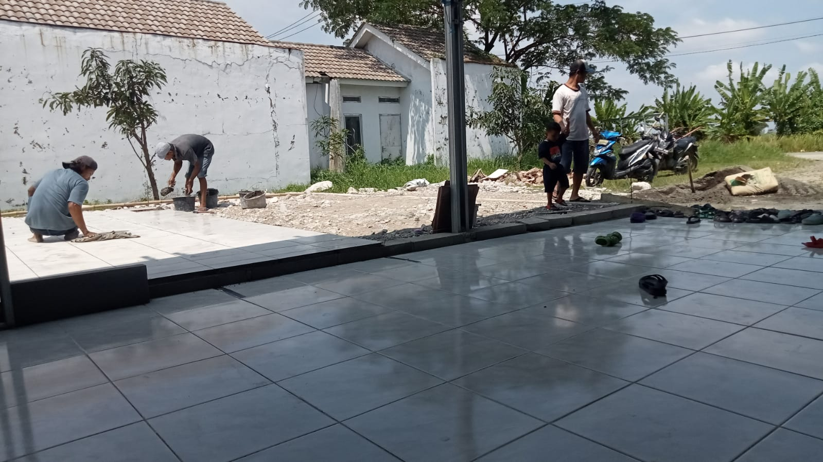 kerja bakti (pemasangan kramik halaman masjid) Kegiatan Masjid Nurul Iman KAB. BEKASI