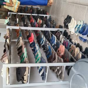 Fasilitas Tempat Rak Sandal dan Sepatu buat Jamaah