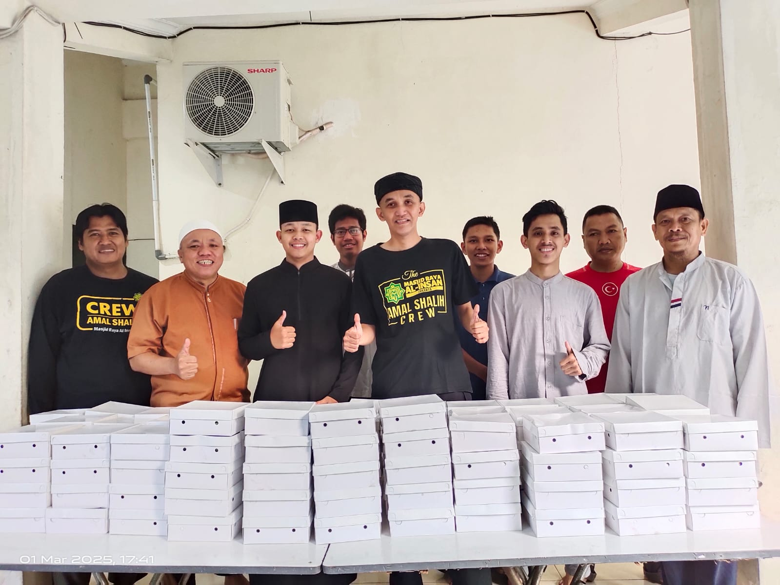 Crew Amal Sholeh Bersiap Menyiapkan 200 Nasi Box untuk Jamaah Berbuka